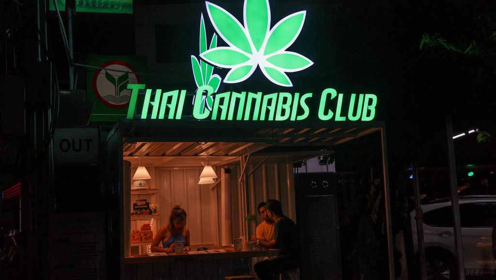 FOTO: Thailand Tolak Turis Asing yang Datang Cuma untuk Mengisap Ganja